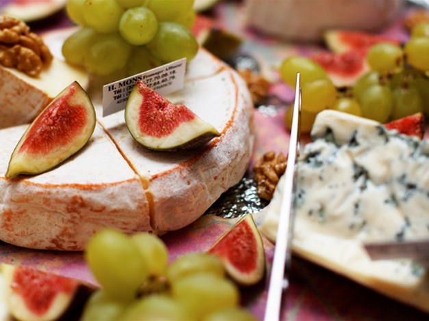 Französischer und italienischer Käse mit mediterranen Früchten