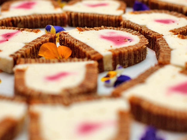 Holunderblütenterrine mit Erdbeere im Baumkuchenmantel