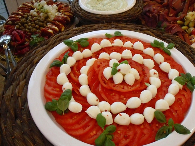 Paradeiser mit Büffelmozzarella, Weinessig und Limonenolivenöl