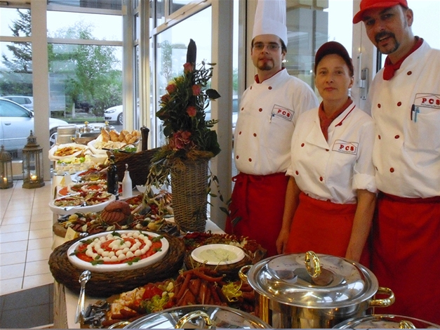 Köche am Warmen Buffet - Backmaishähndl, gegrilltes Wildschwein, Tiroler Stelzen, Topfenstrudel ...